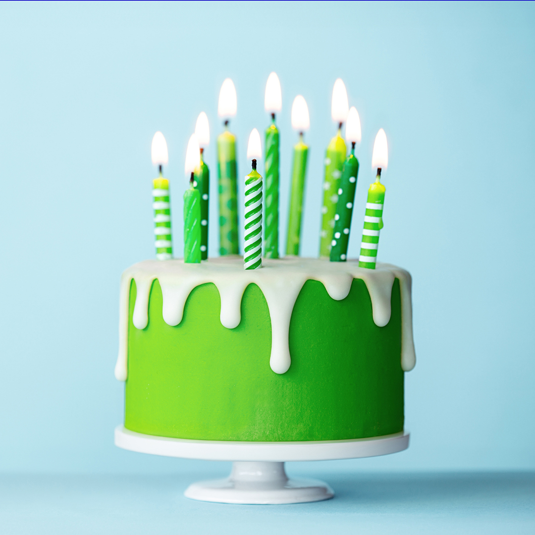 A green birthday cake with 10 candles